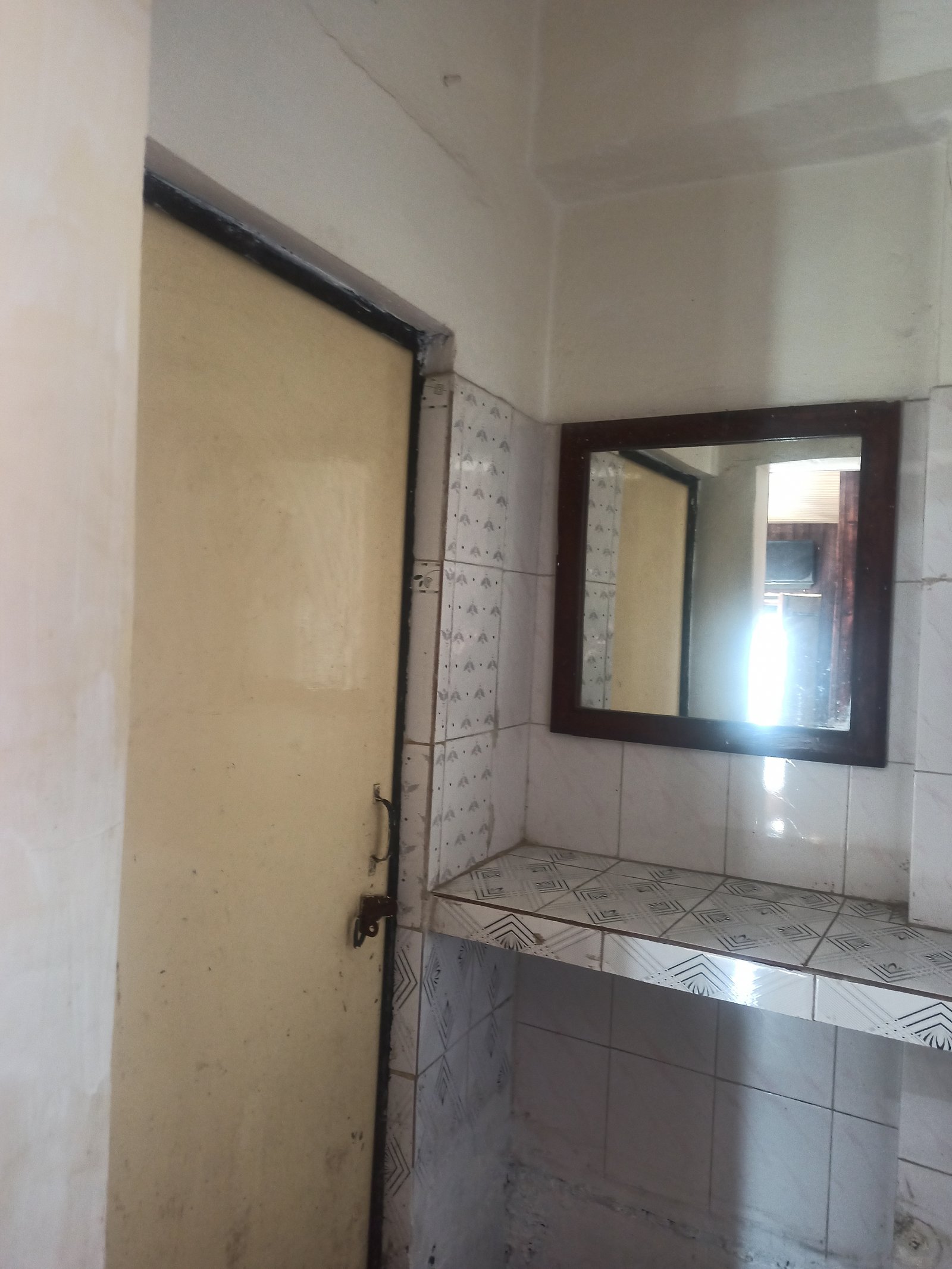 Avon 50 Meter to mall road